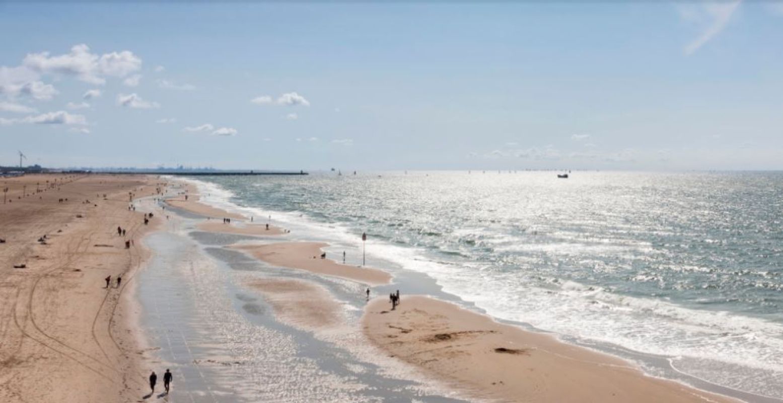 Flaneer over het strand van Scheveningen. Foto: Feest aan Zee © Den Haag Marketing