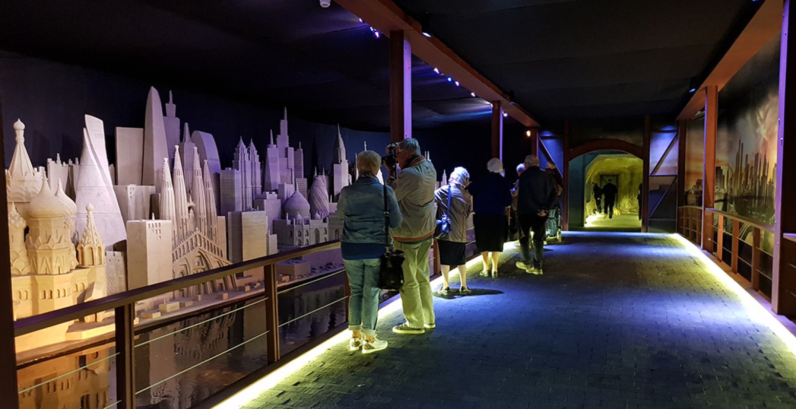 Wandelen langs de skyline van de wereld: een meterslange zandsculptuur met de beroemdste gebouwen van de wereld. Foto: DagjeWeg.NL