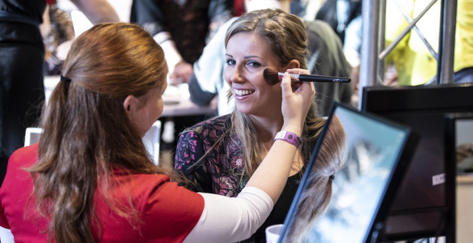 Laat je professioneel optutten en geef je zelf een verwendagje op de winterfair. Foto: Sanoma SBS Events.