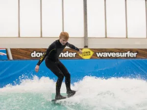 Waag je eens aan indoor surfing.  Foto: Down Under © Eric Kleinberg