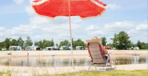 Hier beleef je een leuke vakantie met tieners in Nederland Op vakantie met tieners op een park waar ze hun eigen plek hebben. Foto: Vakantiepark Capfun het Stoetenslagh