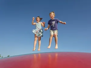 Het park heeft een groot springkussen.