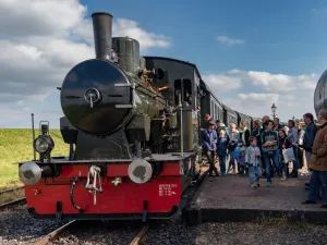 Museumstoomtram Hoorn-Medemblik Klaar voor vertrek! Foto: Museumstoomtram Hoorn-Medemblik © Benno Ellerbroek