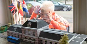 Ruimer, eigentijdser en nieuwe mogelijkheden: Modelspoor Museum Sneek verhuist Een laatste blik op de modeltreinen in het historische stationsgebouw van Sneek. Waar een model van het stationsgebouw ook zelf deel van uitmaakte. Foto: Janna Blom Fotografie