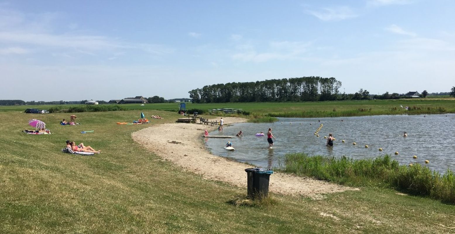 Genieten van het mooie weer aan zwemvijver de Swanneblom. Foto: Gauke Kuiken