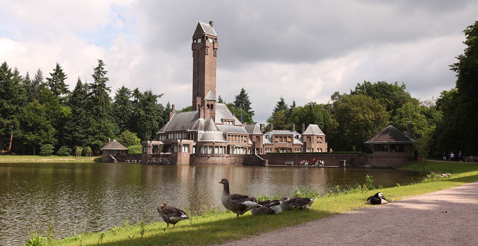 Verken samen het prachtige natuurpark en krijg een gratis consumptie in de Theekoepel bij Jachthuis Sint Hubertus. Foto: Het Nationale Park De Hoge Veluwe, Robbert Maas.