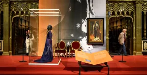 Koninklijke expositie over het leven van Juliana Op dezelfde plek waar de kroning plaatsvond, staat nu weer de troon waar Juliana toen in 1948 zat. Foto: Mike Bink