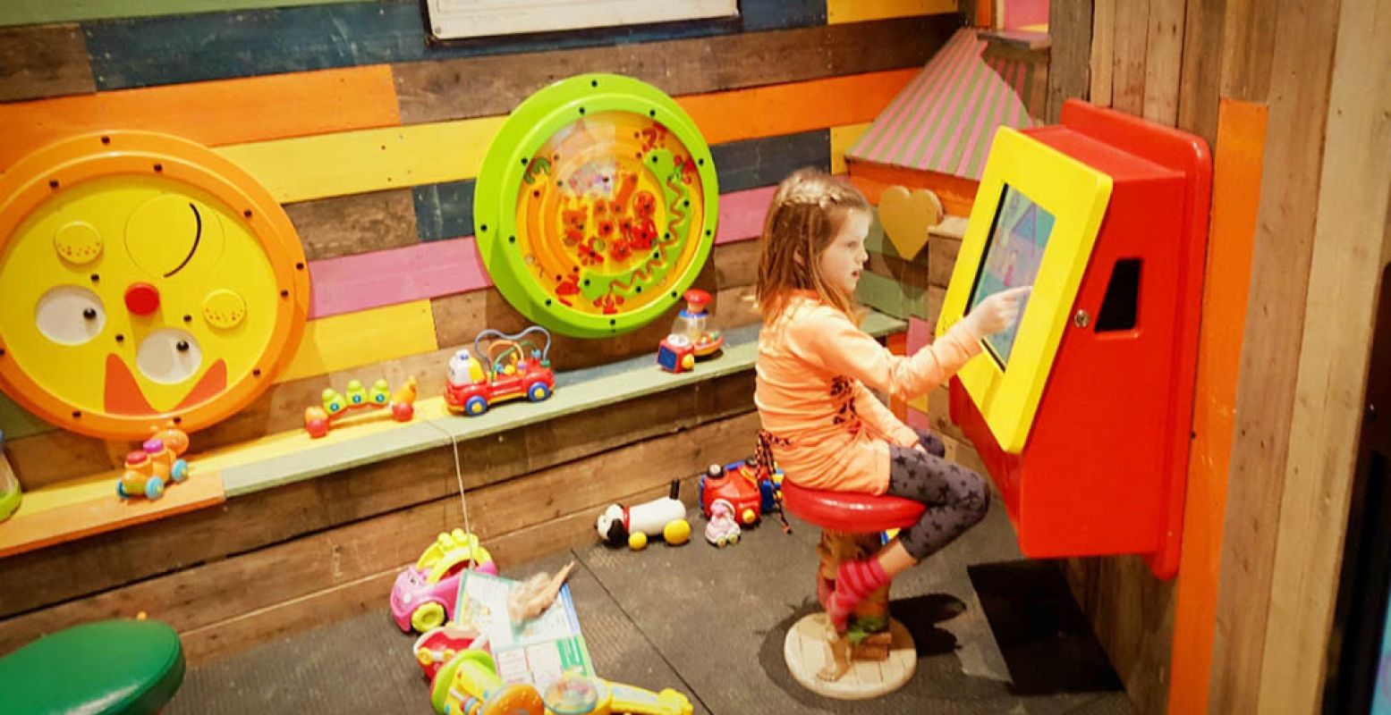 Binnen en buiten spelen bij het pannenkoekenhuis. Foto: Pannenkoekhuis Hans & Grietje.