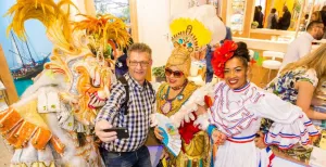 Reis in één dag de wereld rond Op de foto met locals. Foto: Jaarbeurs Utrecht