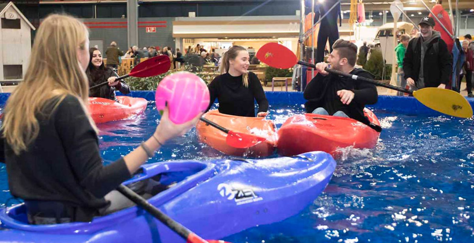 Kajakken in de waterbak op de Vakantiebeurs. Foto: De Vakantiebeurs