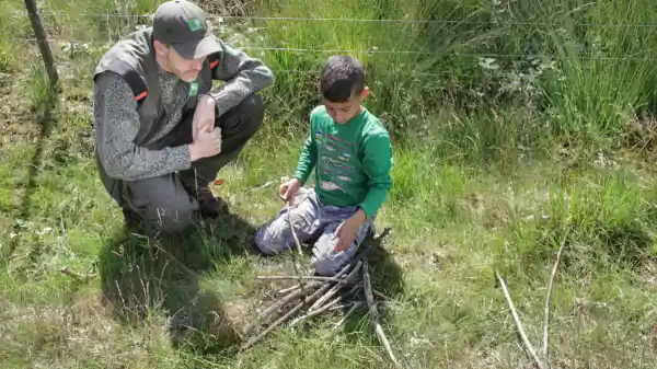 Belevingspad voor kinderen in Boswachterij Staphorst boswachter en kind | Foto ge&uuml;pload door gebruiker Staatsbosbeheer.