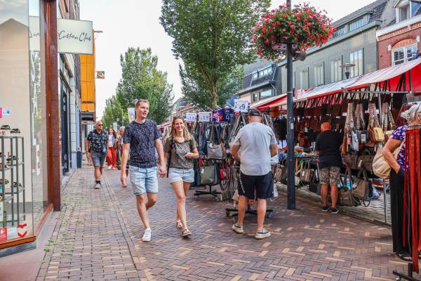 Het centrum van Veenendaal bruist dankzij de Zomeravondmarkt. | Foto ge&uuml;pload door gebruiker veenendaal