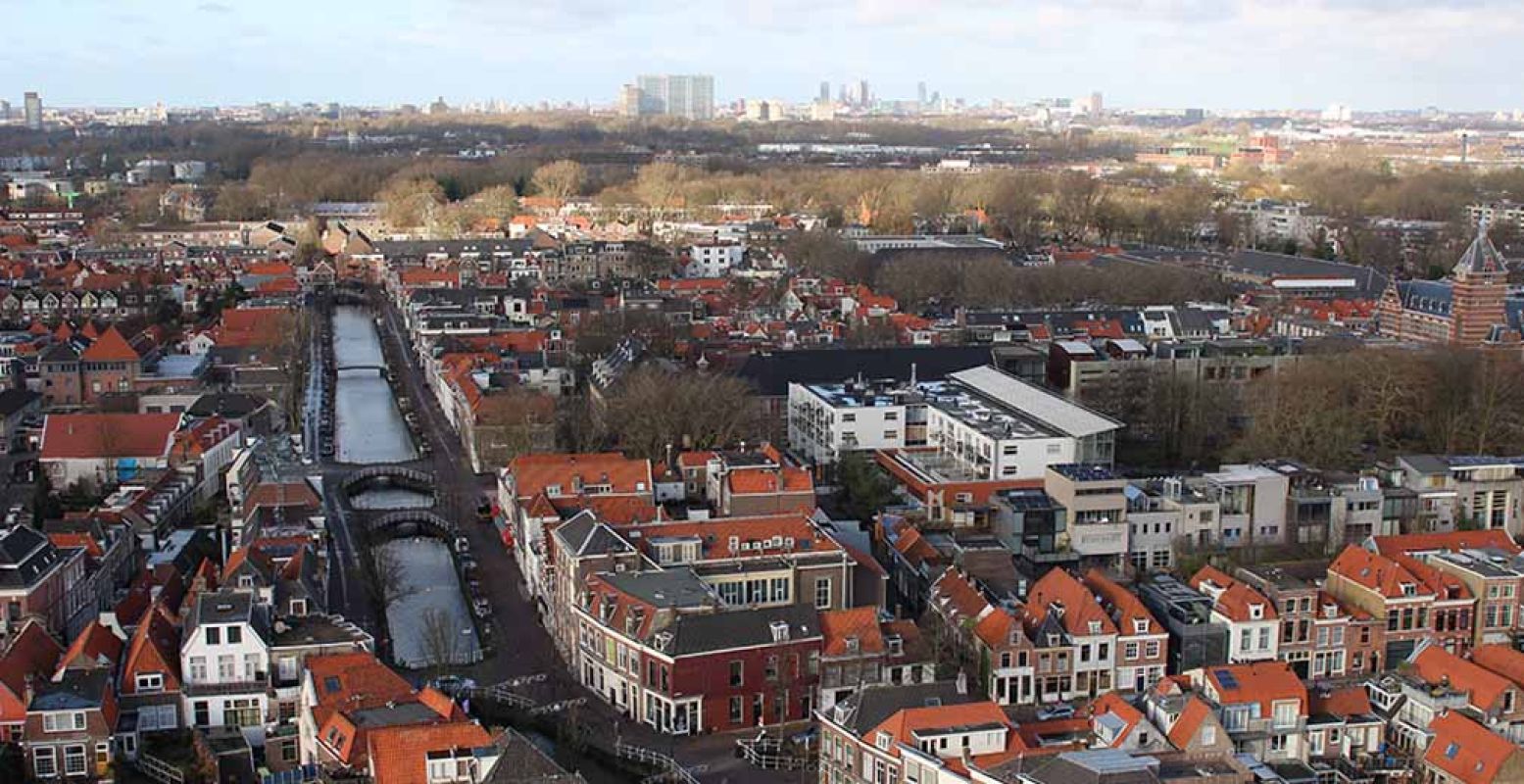 Bewonder Delft vanaf de toren van de Nieuwe Kerk. Foto: DagjeWeg.NL.