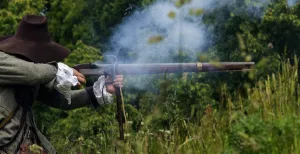 Knallende kanonnen en knetterende musketten in Bourtange Honderden acteurs spelen de Slag om Bourtange dit weekend na. Foto: Vesting Bourtange © Bert Moorlag.