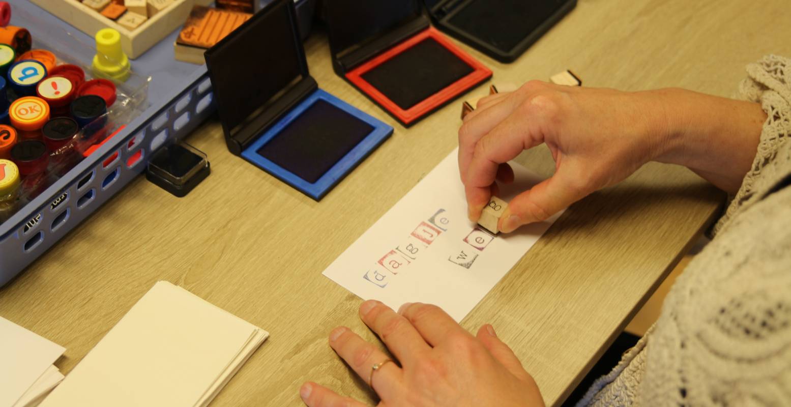 Bij het stempelen zijn de letters ook in spiegelbeeld, net als bij de grote drukpers. Foto: DagjeWeg.NL Bij het stempelen zijn de letters ook in spiegelbeeld, net als bij de grote drukpers. Foto: DagjeWeg.NL