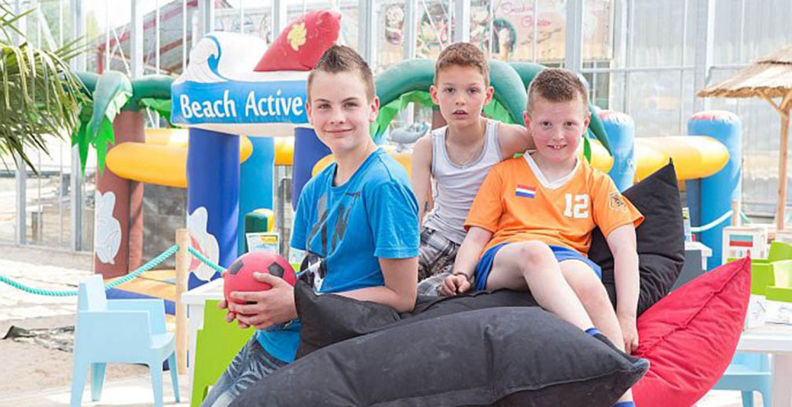 Oranje shirt aan en op naar het indoor strand voor een potje voetvolley. Foto: Happy Fun Beach.