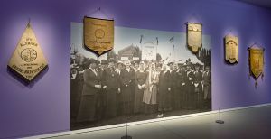 Over de foto: Enkele van de vrouwen die voor het vrouwenkiesrecht streden. Nu levensgroot te zien in het Groninger Museum in een speciale expositie. Foto: Groninger Museum / Marten de Leeuw Enkele van de vrouwen die voor het vrouwenkiesrecht streden. Nu levensgroot te zien in het Groninger Museum in een speciale expositie. Foto: Groninger Museum / Marten de Leeuw