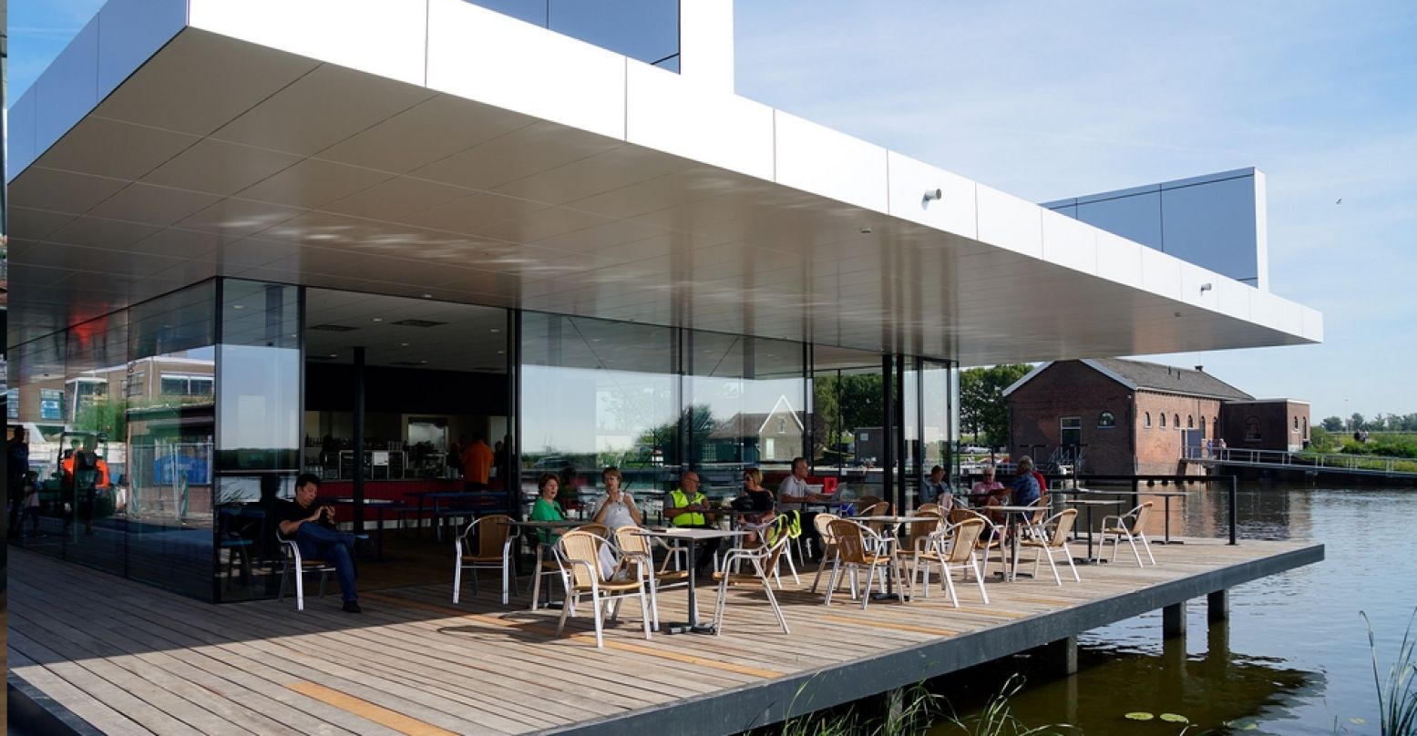 Het overdekte terras van het bezoekerscentrum. Foto: Stichting Werelderfgoed Kinderdijk