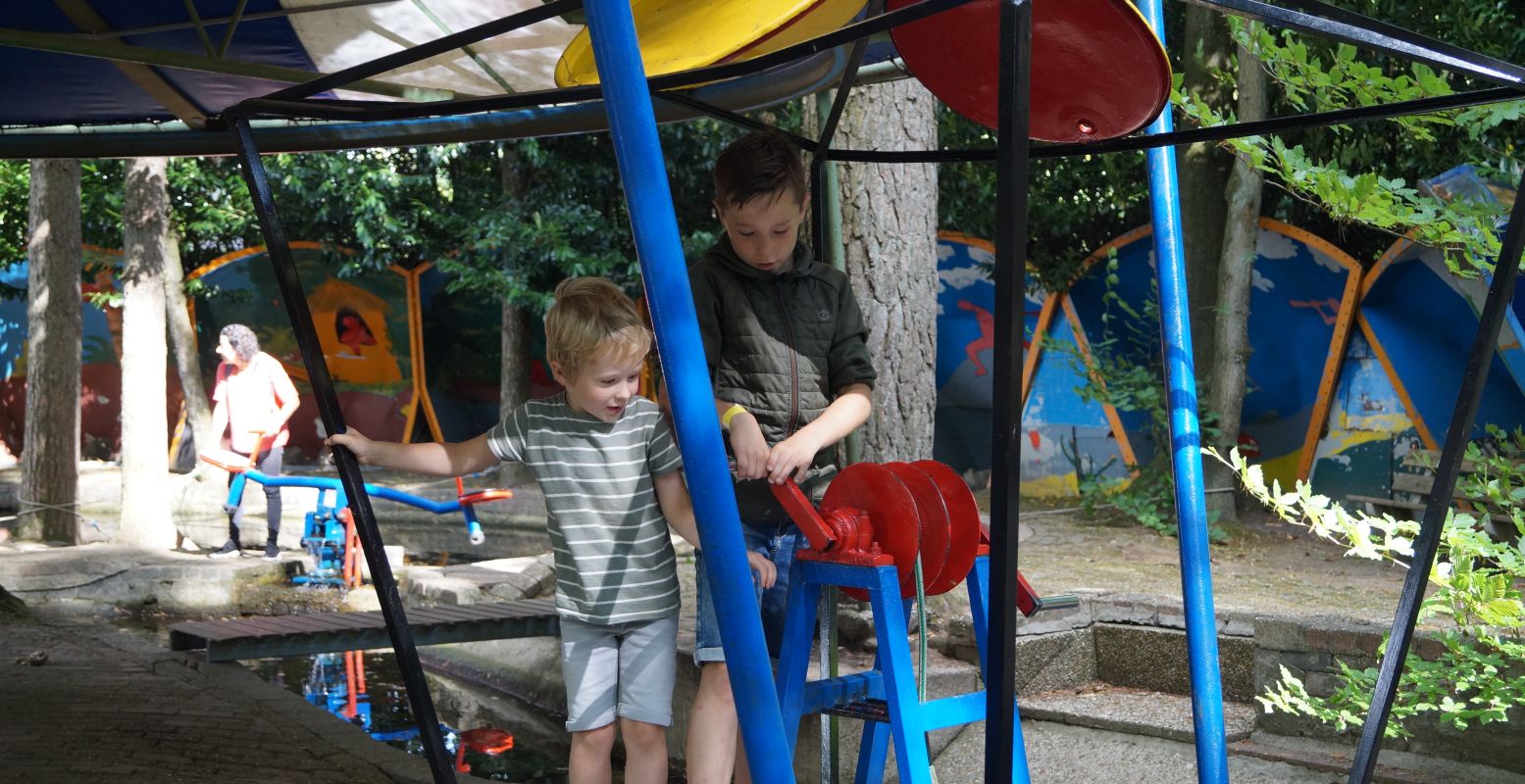 Laat je fantasie de vrije loop met de wonderlijke speeltoestellen in De Spelerij. Foto: DagjeWeg.NL Laat je fantasie de vrije loop met de wonderlijke speeltoestellen in De Spelerij. Foto: DagjeWeg.NL