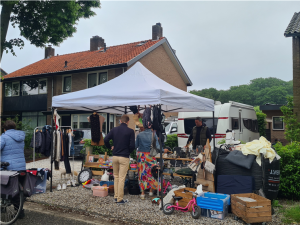 Zoek mooie vondsten bij de knusse Garagesale in Groenekan. Foto: Rianne van der Neut Zoek mooie vondsten bij de knusse Garagesale in Groenekan. Foto: Rianne van der Neut