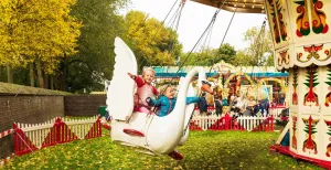 Leukste dagjes uit voor in de herfstvakantie Zweef mee met de zwanen in deze mooie zweefmolen op de Oudhollandse kermis. Foto: Madelon Dielen / Zuiderzeemuseum