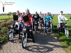 Scheuren op een snorfiets: dat groepsuitje zit wel snor!