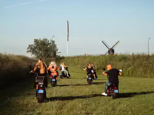 Samen op avontuur op toffe e-choppers. Foto: E-verhuur Versluis © Eline Loriënne Samen op avontuur op toffe e-choppers. Foto: E-verhuur Versluis © Eline Loriënne