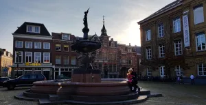 Zo mooi is vestingstad Gorinchem: vol toppers die je wilt zien Het hart van de vesting Gorinchem: de Grote Markt. Hier zie je de Wilhelminafontein, met rechts het oude stadhuis waar nu Museum Gorcum in zit. Foto: DagjeWeg.NL © Tonny van Oosten