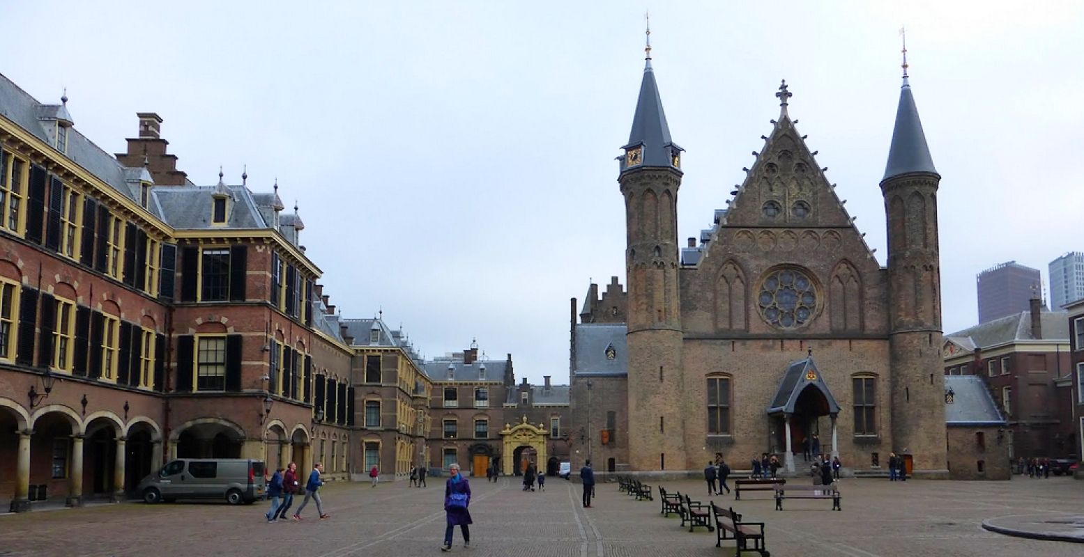 Het Binnenhof: hart van onze democratie en een van de mooiste bezienswaardigheden in Den Haag. Foto: DagjeWeg.NL