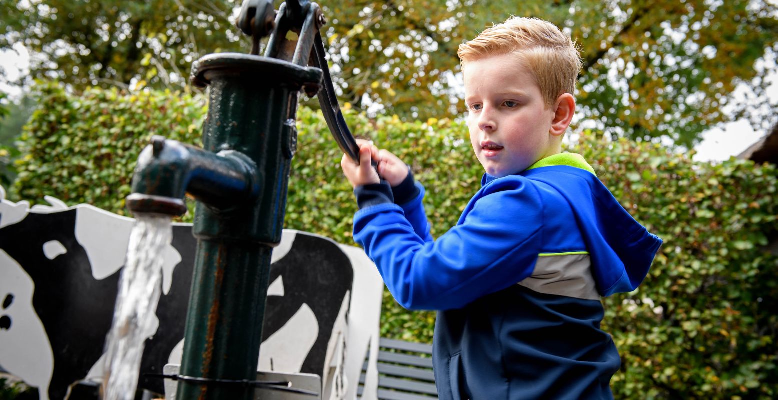 Leuk: klusjes doen op een ouderwets boerenerf! Foto: Nederlands Openluchtmuseum © Mike Bink