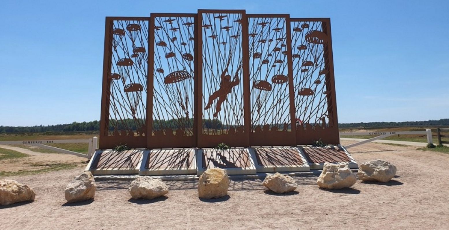 Langs het Pad van de Vrijheid kom je niet alleen door mooie natuur, maar ook langs herinneringen aan de Tweede Wereldoorlog. Zoals het Airborne Monument op de Ginkelse Heide. Foto: Fiets en Wandelbeurs