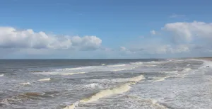 Uitwaaien en wandelen op kilometerslange stranden Turen naar de zee, genieten van natuur en rust. Doe een dagje strand! Foto: DagjeWeg.NL, Coby Boschma.