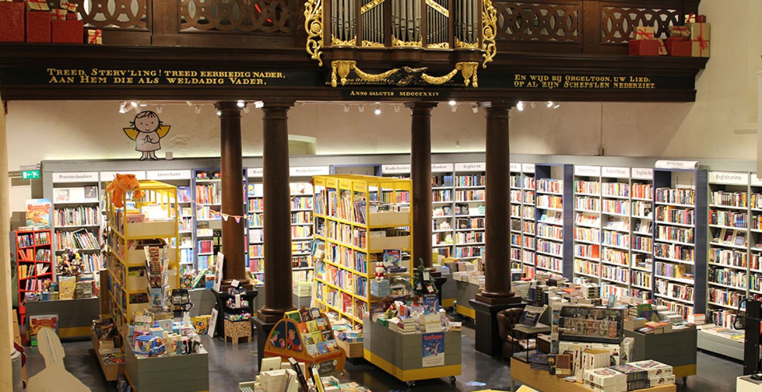 De afdeling kinderboeken bevindt zich onder het Scheuer-orgel uit 1824. Foto: DagjeWeg.NL.