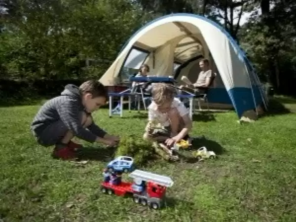 Samen gezellig kamperen. Foto: Beerze Bulten © Barbara Trienen