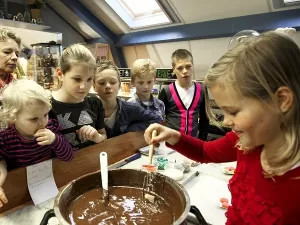 Bakkerijmuseum De Oude Bakkerij Aan de slag met heel veel gesmolten chocolade. Foto: De Oude Bakkerij