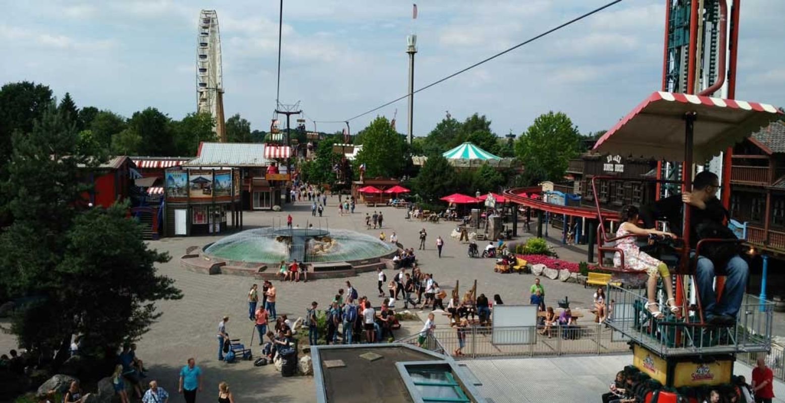 Vanuit de stoeltjeslift heb je uitzicht over het hele pretpark. Foto: DagjeWeg.NL.