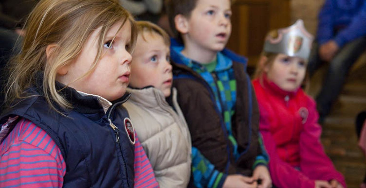 Kinderen luisteren aandachtig naar verhalen over Hugo de Groot. Foto: Slot Loevestein.