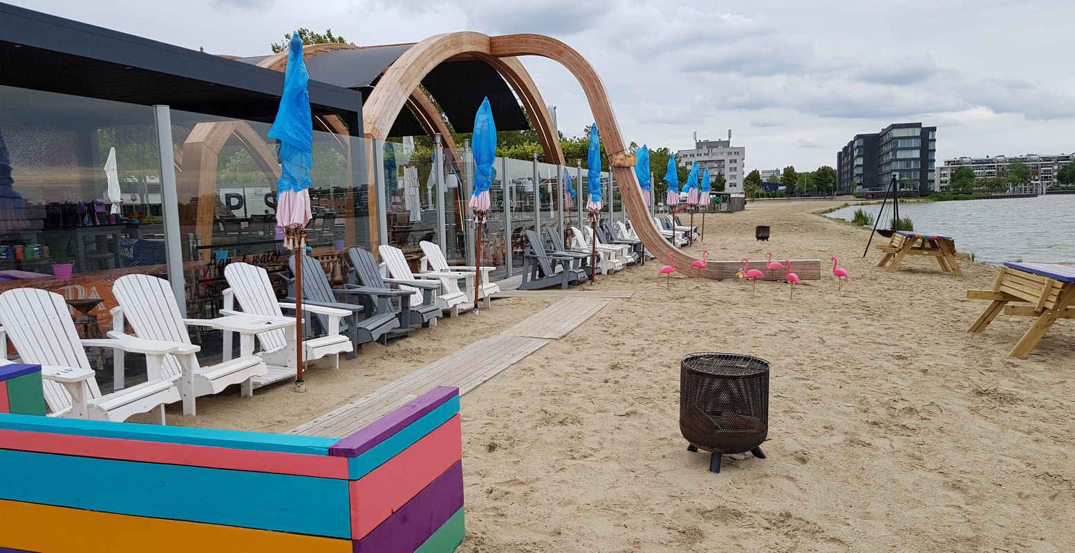 Ook bijzonder: Bergen op Zoom heeft een eigen strand. Daar vind je onder andere het strandterras van SAUS. Foto: DagjeWeg.NL © Tonny van Oosten