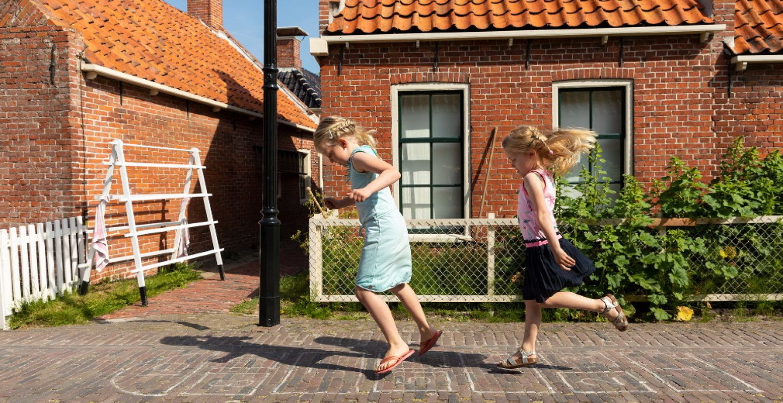 Kinderen spelen ouderwets leuke spelletjes in het prachtige buitenmuseum. Foto: Madelon Dielen / Zuiderzeemuseum Enkhuizen