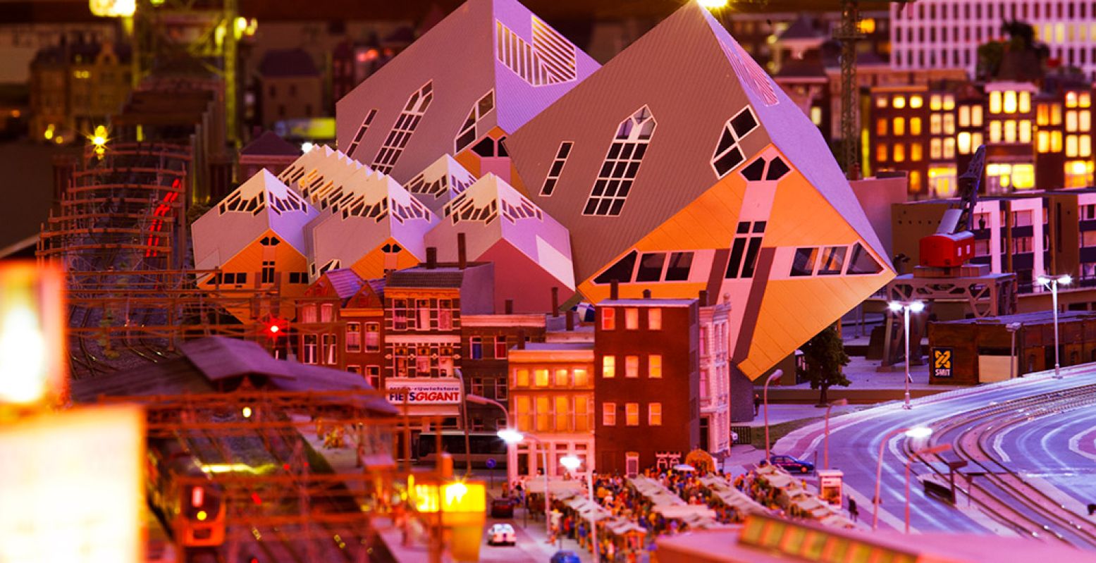 De bekende kubuswoningen van Rotterdam by night. Foto: MiniWorld Rotterdam © Tarik Speelman
