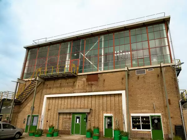 De Sky Lounge vind je op grote hoogte boven Zwitsalterrein Apeldoorn. Foto: Sky Lounge Apeldoorn De Sky Lounge vind je op grote hoogte boven Zwitsalterrein Apeldoorn. Foto: Sky Lounge Apeldoorn