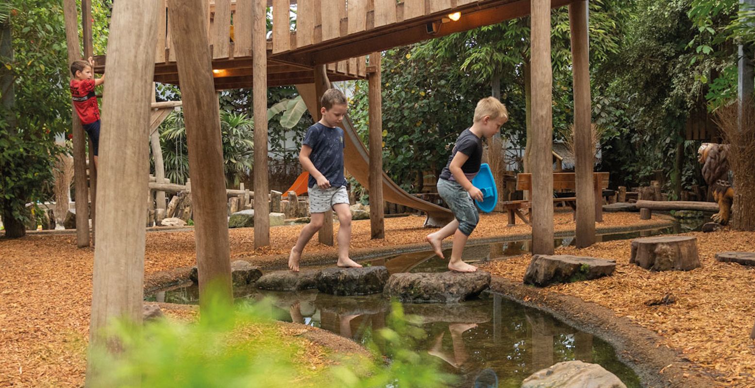 Kinderen spelen in de avontuurlijk binnenspeeltuin. Foto: Pantropica