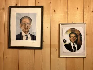Nageborduurde man met rechts de bijbehorende foto. Foto: Borduurmuseum Nageborduurde man met rechts de bijbehorende foto. Foto: Borduurmuseum