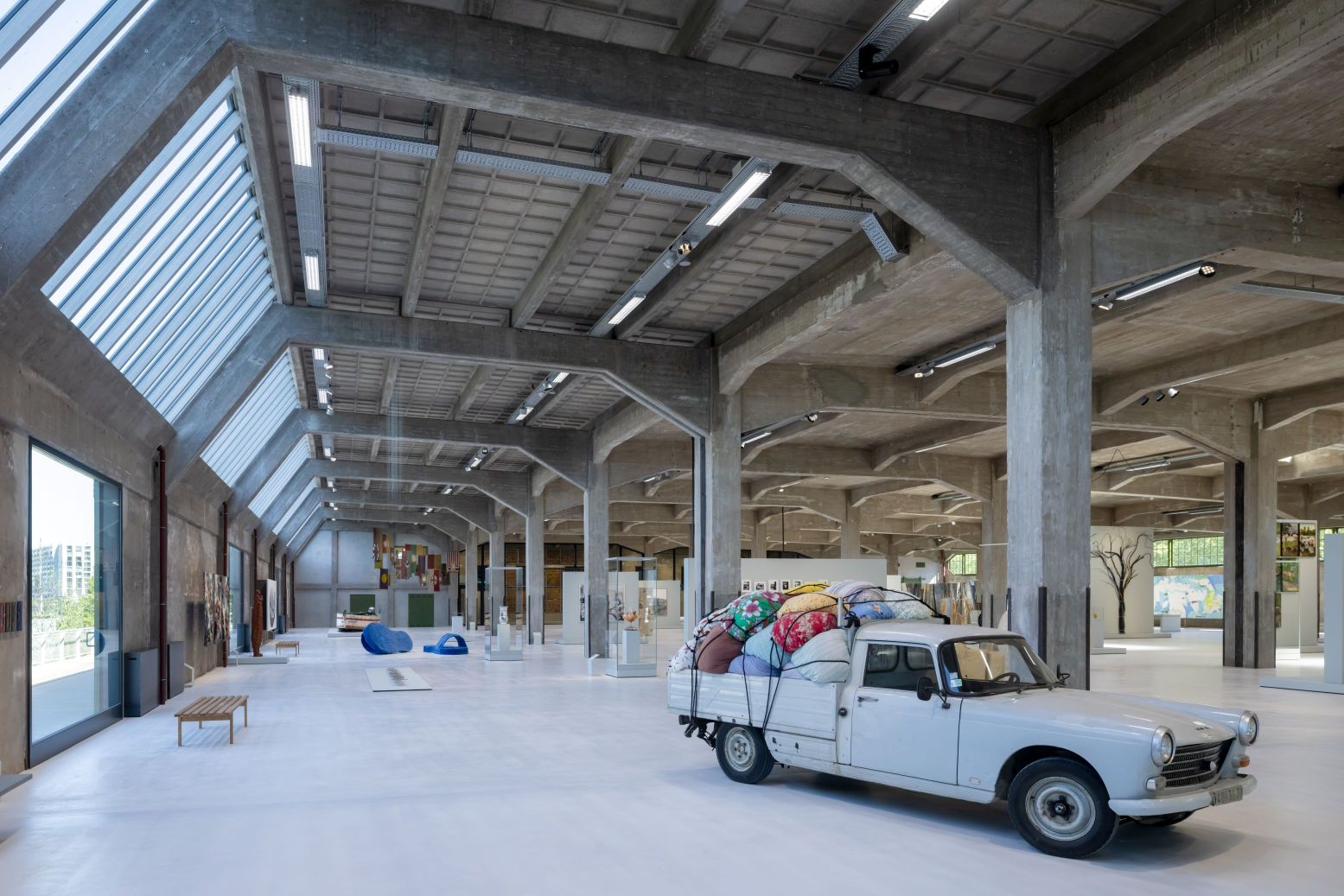 Wat staan en hangen er veel kunstwerken op de eerste verdieping. Zoals de Bottari Truck – Migrateurs van kunstenaar Kimsooja en The Big Blue Slippers van Hana El-Sagini. Foto: Fenix © Titia Hahne Wat staan en hangen er veel kunstwerken op de eerste verdieping. Zoals de Bottari Truck – Migrateurs van kunstenaar Kimsooja en The Big Blue Slippers van Hana El-Sagini. Foto: Fenix © Titia Hahne