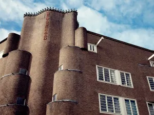 Museum De Dageraad De Amsterdamse School in optima forma. Foto: © Museum Het Schip