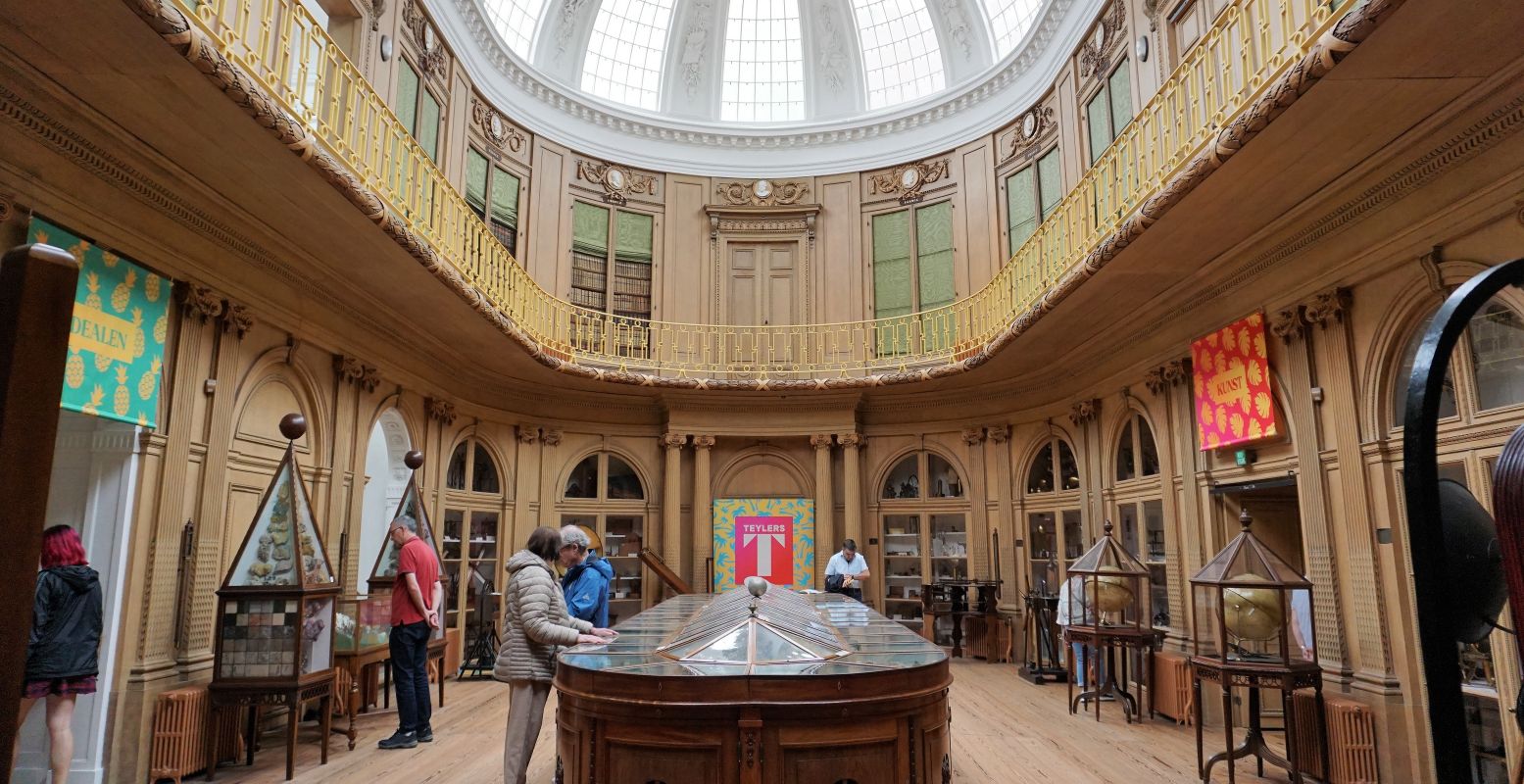 De prachtige Ovale Zaal, de start van het museum. Bovenin is de bibliotheek vol historische werken. Foto: DagjeWeg.NL © Tonny van Oosten
