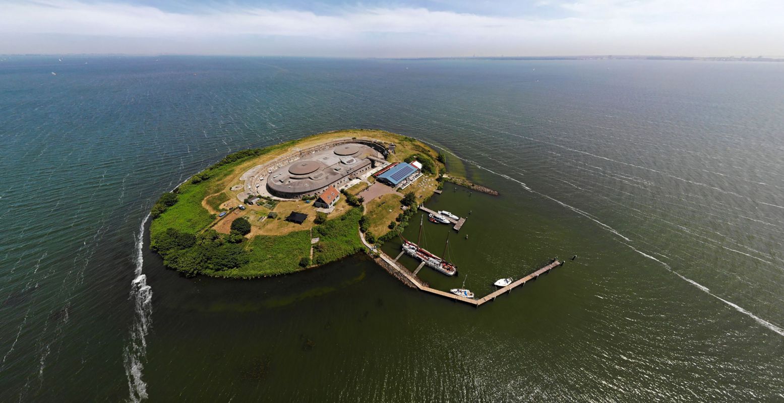 Paaseieren zoeken op een eiland, hoe cool is dat? Foto: Fort Pampus © Wiebe de Jager