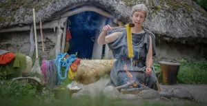 De zomerweken van Archeon: leef als een Viking, ridder of Romein Beleef de oertijd tijdens de oer weken en ga jagen, of help mee met andere klusjes. Foto: Museumpark Archeon