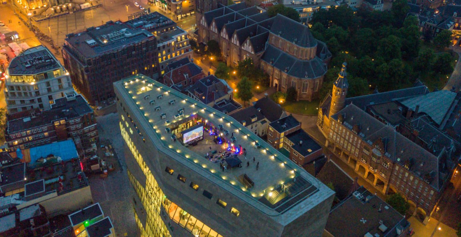 Bekijk een filmpje met uitzicht op de Martinitoren tijdens Rooftop Cinema in het Forum Groningen. Foto: Forum Groningen © Peter Wiersema