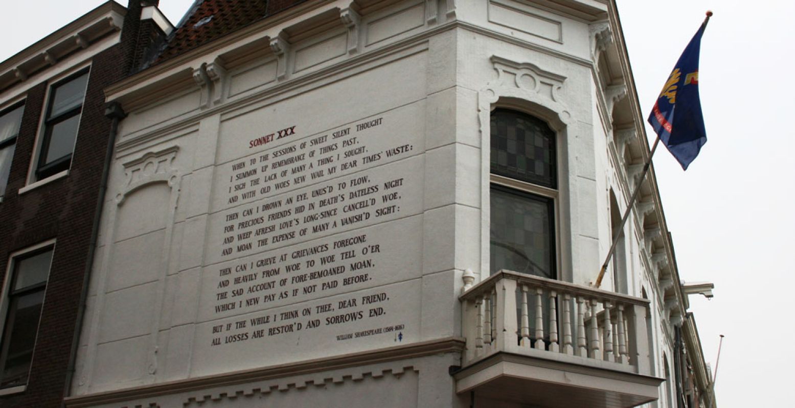 Maak een poëtische wandeltocht door Leiden en kom onder andere dit gedicht van de wereldberoemde William Shakespeare tegen. Foto: Leiden Marketing ©